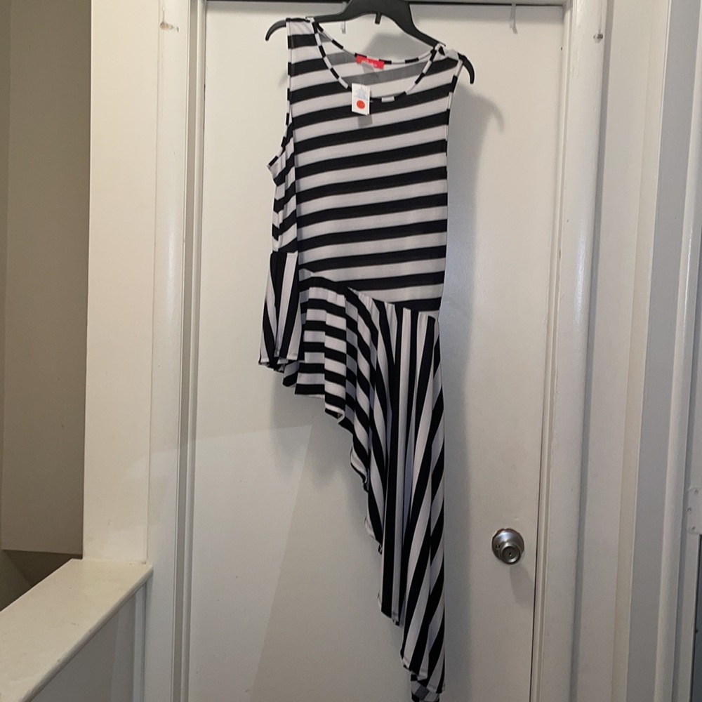 Beautiful Black/White Asymmetrical Top. NWT. 3x